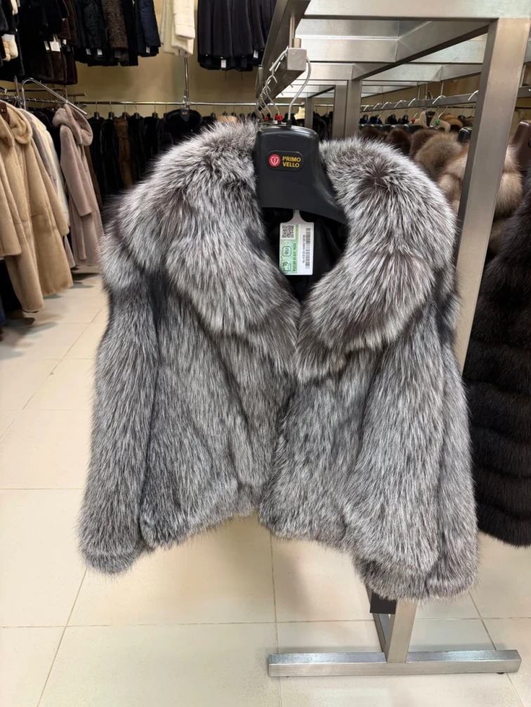 Женская короткая шуба из меха лисы Л1010-1045, серебристо-чёрная, размер 46, артикул 65500-0