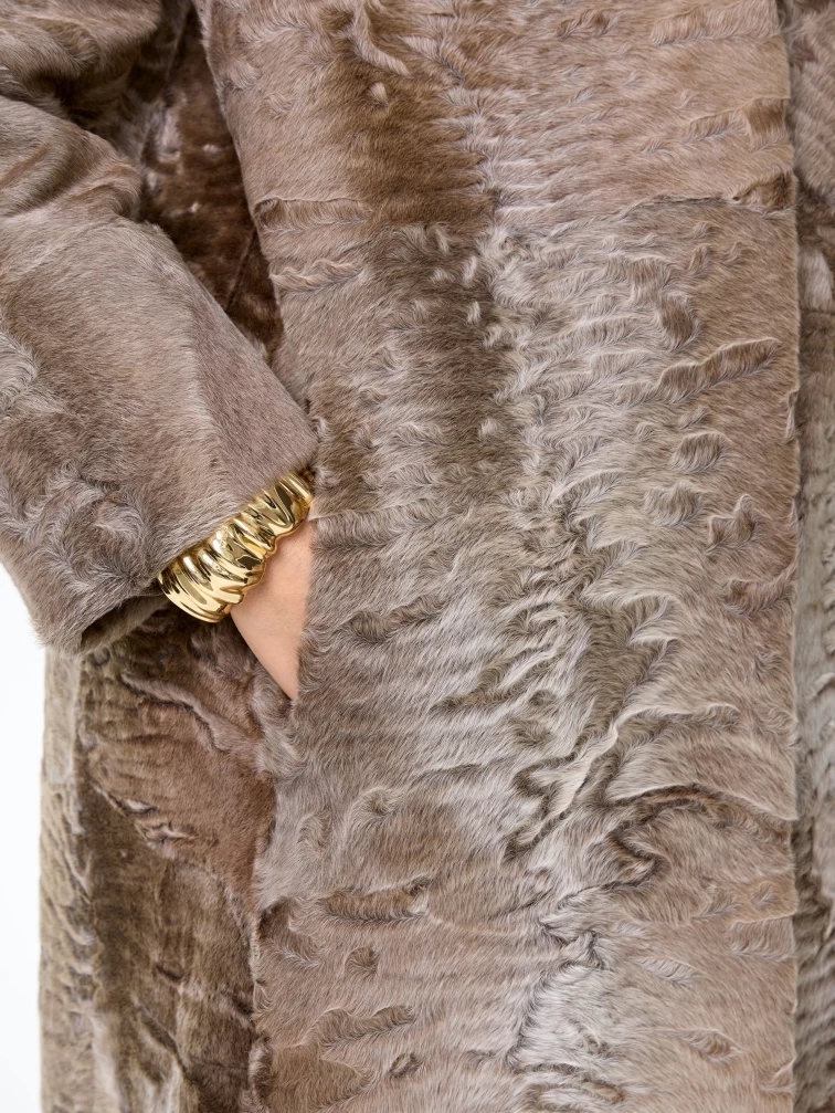 Длинное пальто из меха каракульчи для женщин премиум класса Лола(ав), светло-коричневое, размер 50, артикул 33960-2