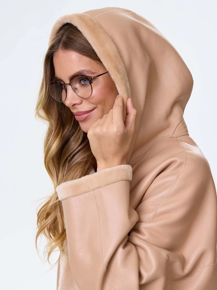 Молодежная комбинированная женская дубленка с капюшоном премиум класса 2056, бежевая, размер 48, артикул 64130-3