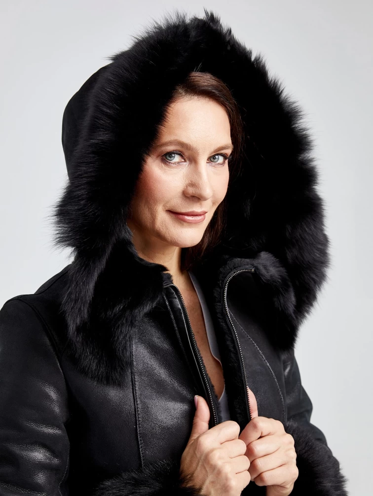 Короткая женская дубленка с капюшоном и отделкой мехом тосканы 254у, черная, размер 40, артикул 62510-2