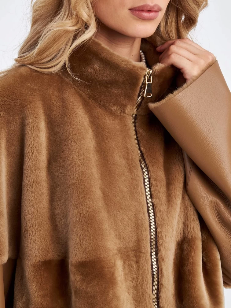 Короткая молодежная женская дубленка из астрагана премиум класса 2035, коричневая, размер 52, артикул 63260-6