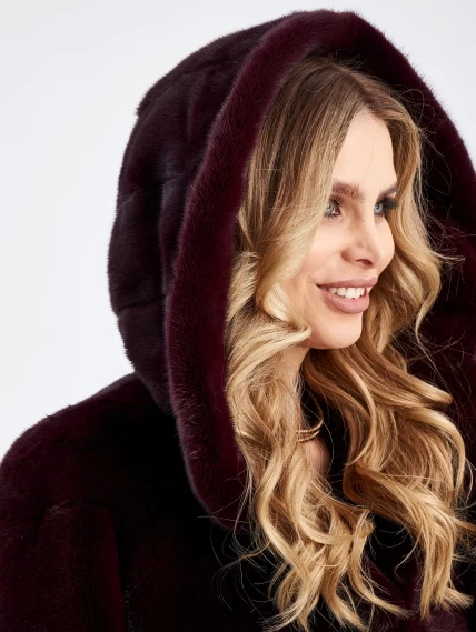 Длинная поперечная шуба из меха норки с капюшоном для женщин 2а(к), бордовая, размер 52, артикул 33850-3