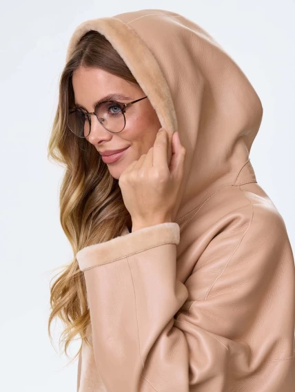 Молодежная комбинированная женская дубленка с капюшоном премиум класса 2056, бежевая, размер 48, артикул 64130-3