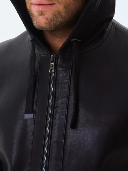 Короткая мужская кожаная дубленка бомбер с капюшоном премиум класса 561мех, черная, размер 48, артикул 71550-2